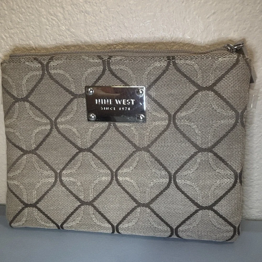 Nine West Beige Tan Geometric Pattern Cosmetic Toiletries Bag Zip Silver Clean